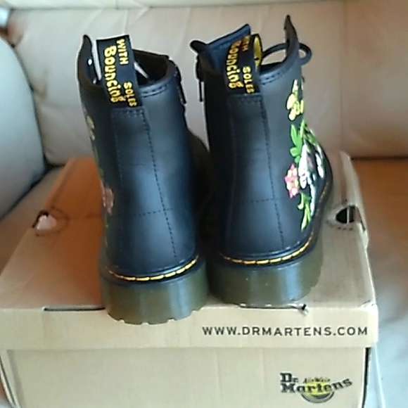 NIB Women's Dr. MARTENS Air Wair black FLORAL Bloom K Hydro boots size 5 - Picture 3 of 10